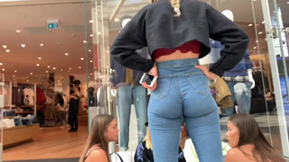 A Calça da Loirinha ta cravadinha no rabo gostoso dela