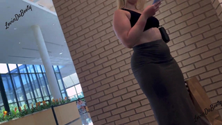Pata balançando no shopping com uma saia cinza ????