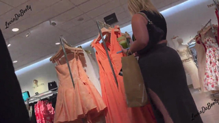 Pata balançando no shopping com uma saia cinza ????