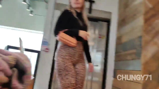 Gostosa rabuda com calça legg de onça
