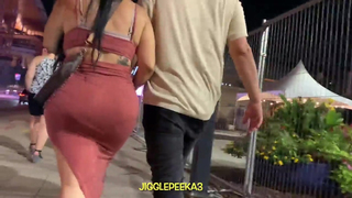 O corno adora ver ela exibindo esse rabão
