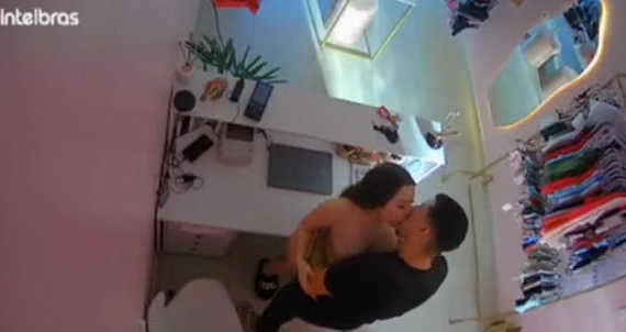 Vendedora faz sexo com o gerente na loja