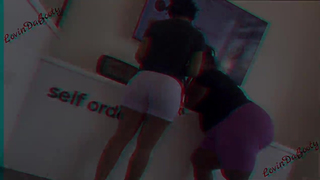 Bunda esbelta e sexy comprando biscoitos