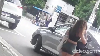 Duas Gostosas de shortinhos entrando no Uber
