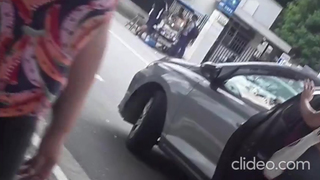 Duas Gostosas de shortinhos entrando no Uber