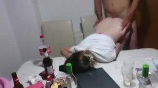 loirinha levando madeirada na buceta e o corno filmando