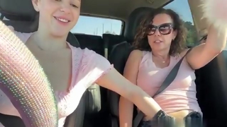Filha siriricando a bucetinha da mãe no carro enquanto dirige