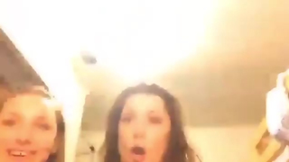 Mãe mostra os peitos na live do lado da filha