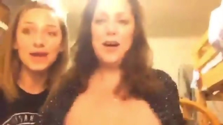 Mãe mostra os peitos na live do lado da filha