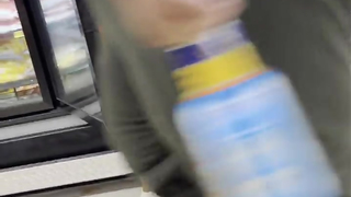 Que Puta safada com a bunda toda de fora engolindo o shorts