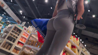 Latina com um bumbum avantajado ????