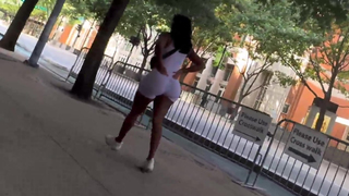 Que belo bumbum indiano avantajado na trilha ????