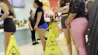 Loira ninfeta de shortinhos safadinho
