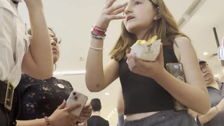 Loira ninfeta de shortinhos safadinho