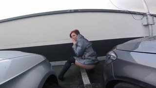 Ruiva exibicionista mijando em público