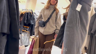 Loira Ninfeta provocando na loja com seu shortinhos