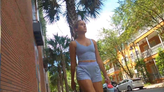 Olha como ela balança essa bunda