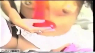 Piranha se masturba e depois entra na pica em porno antigo