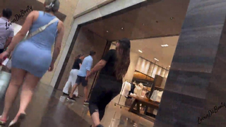 Linda latina num vestido justo ????