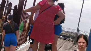 Delicia de Bunda usando um shorts azul de academia