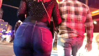 Olha como ela rebola pra gente esse rabão gostoso e o corno nem persebe