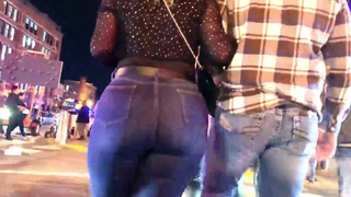 Olha como ela rebola pra gente esse rabão gostoso e o corno nem persebe