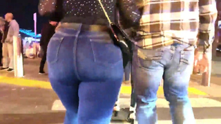 Olha como ela rebola pra gente esse rabão gostoso e o corno nem persebe