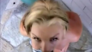 Lorinha safada se engasga com pau preto