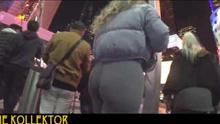 PAWG andando pela cidade balançando a cada passo!