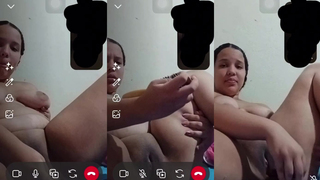 Gordinha bucetuda caiu na Net socando gostoso no bucetão