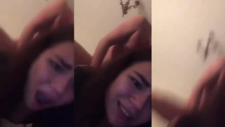 Olha a carinha que ela faz