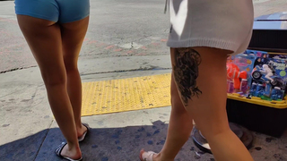Latina gostosa de shorts azuis ousados
