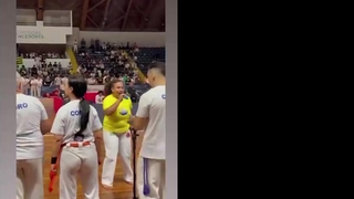 Capoeirista rabuda engolindo a calcinha