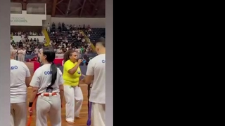 Capoeirista rabuda engolindo a calcinha