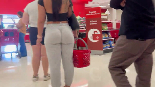Cinzenta com bumbum grande em calça de moletom folgada que deixa a calcinha enfiada