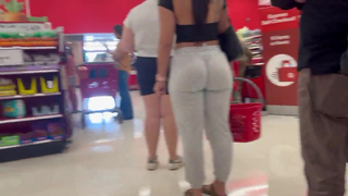 Cinzenta com bumbum grande em calça de moletom folgada que deixa a calcinha enfiada