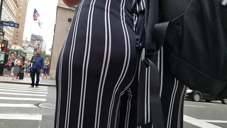 Como ela balança gostoso essa bunda