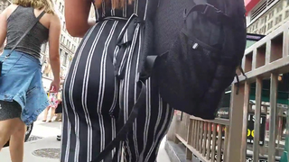 Como ela balança gostoso essa bunda