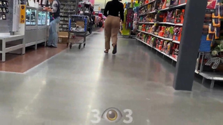 Como ela balança gostoso esse rabo