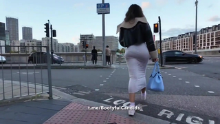 Como ela balança gostoso esse rabão