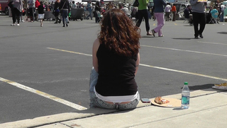 Flagra de uma gostosa pagando calcinha sentada na rua