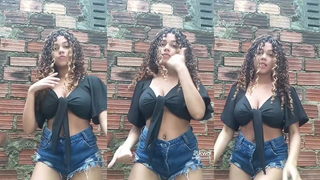Dançando de shorts atolado