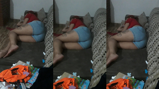 Cunhada Rabuda do meu amigo dormindo no sofá