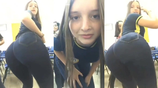 Estudante rebolando na aula