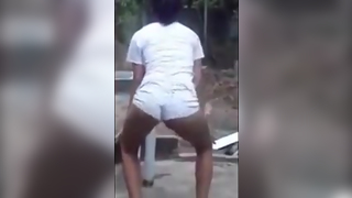 Mãe e filha rebolando o rabo gostoso