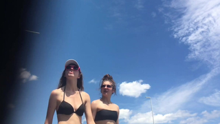 Ninfetinhas de biquini na minha frente