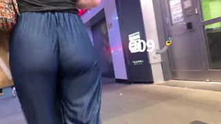 Garota branca com bunda balançando