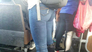 Jeeans apertado em uma bunda gostosa