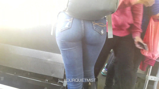 Jeeans apertado em uma bunda gostosa