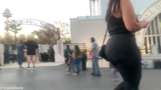 Latina gostosa de parque de diversões ????